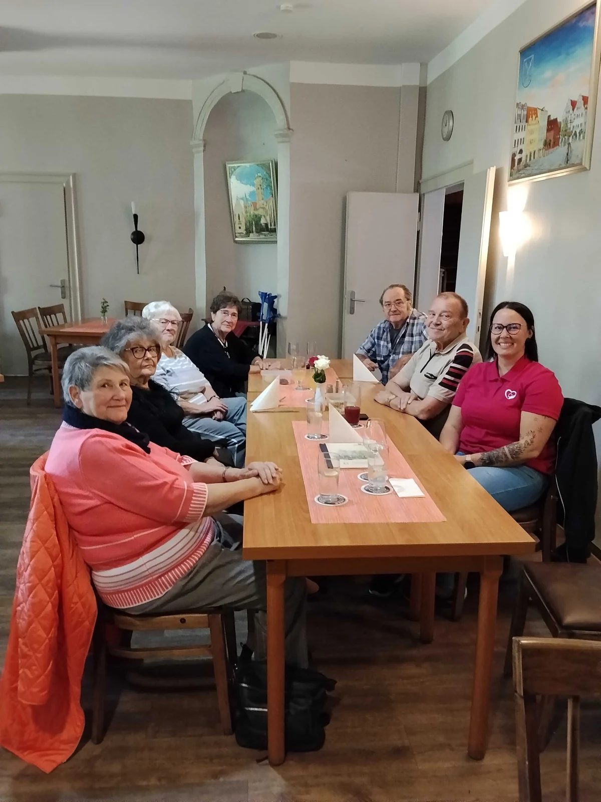 Unsere Gruppe und Katharina Walter sitzen gemeinsam an einer langen Tafel im Bürgergarten in Naumburg.
