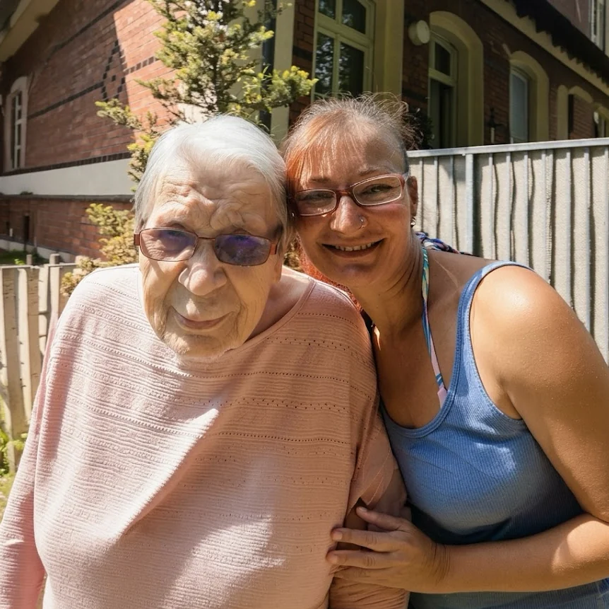 Eva Marie Dilschmann und ihre Begleiterin Anne gemeinsam draußen.