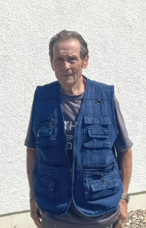 Horst Schumann im Freien.