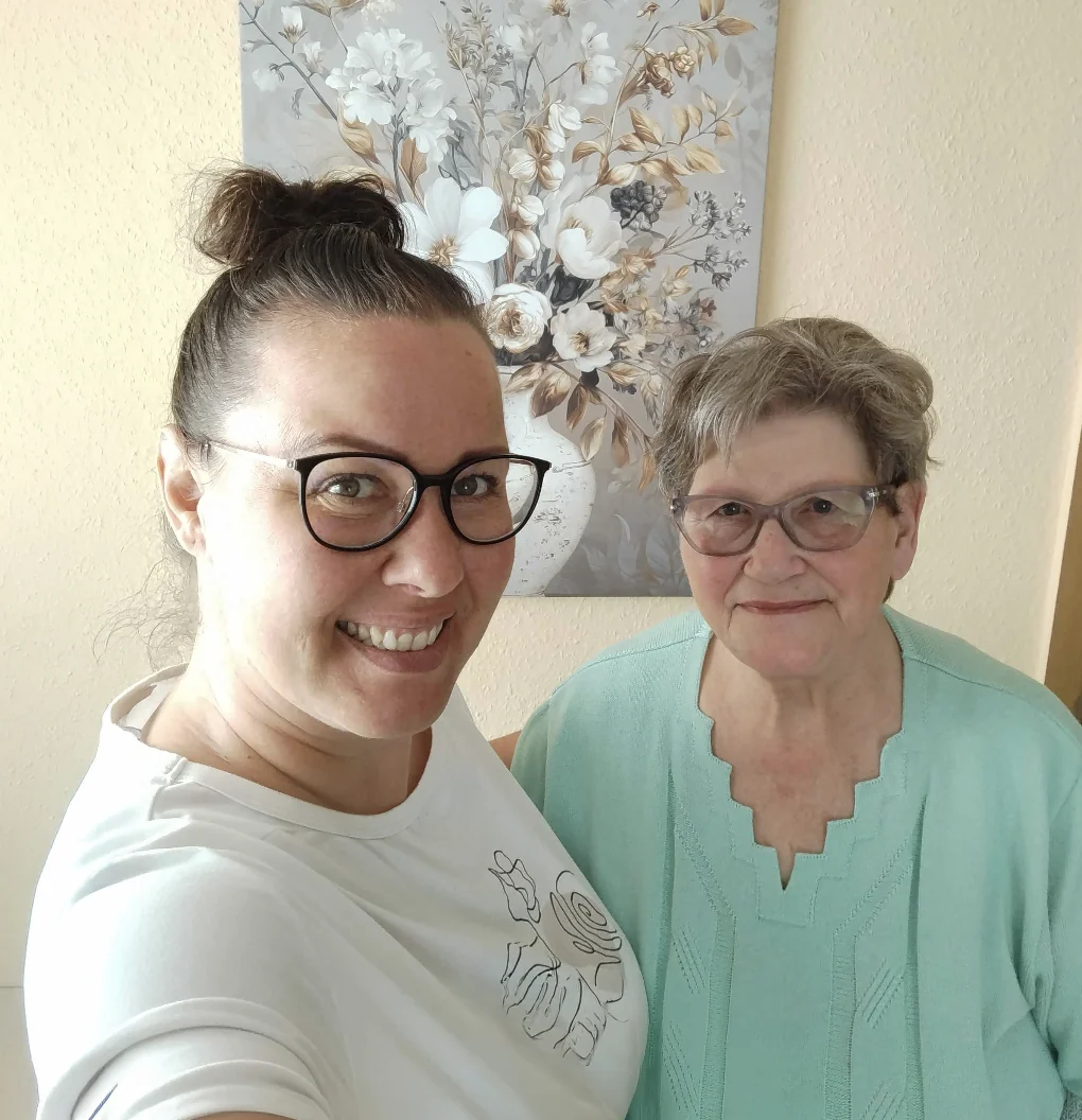 Renate Rohleder und ihre Alltagsbegleiterin gemeinsam zu Hause.