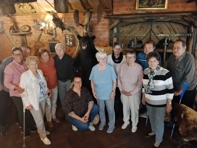 Unsere Gruppe sitzt beim gemeinsamen Mittagessen im Gastraum.
