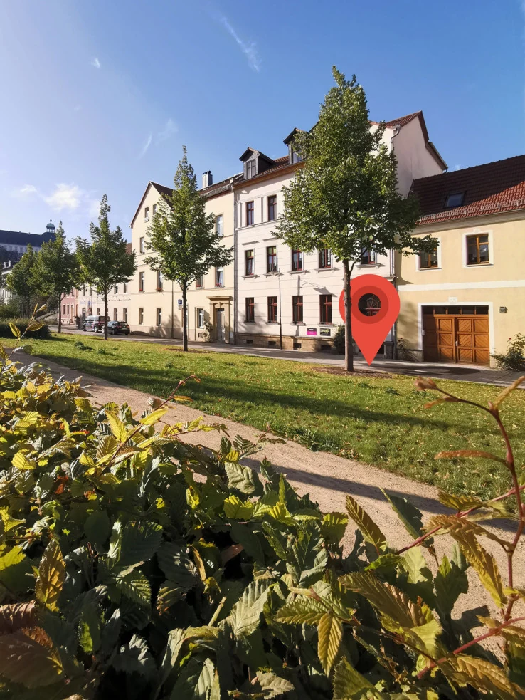 Außenansicht des Gebäudes Promenade 20 in Weißenfels mit einer Markierung am Eingang.