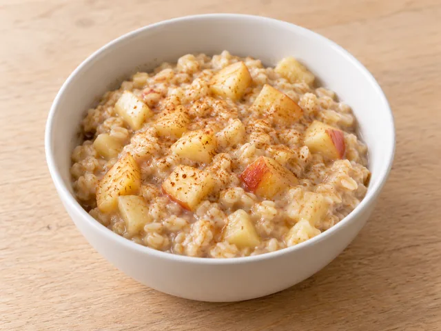 Warmer Haferbrei mit kleinen Apfelstücken und Zimt in einer Schale.