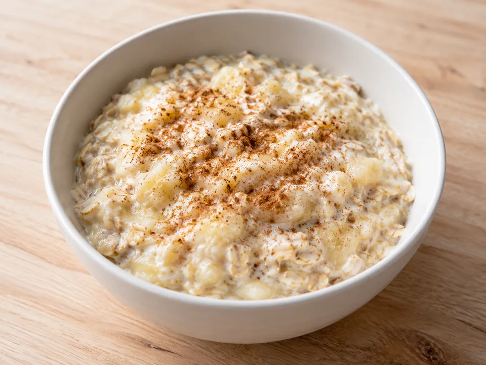 Cremiger Bananenquark mit Haferflocken und etwas Zimt.