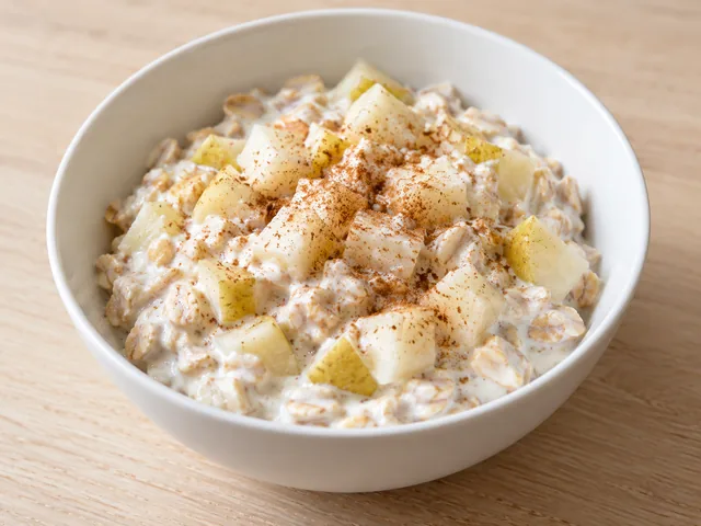 Joghurt mit kleinen Birnenstücken, Haferflocken und Zimt.