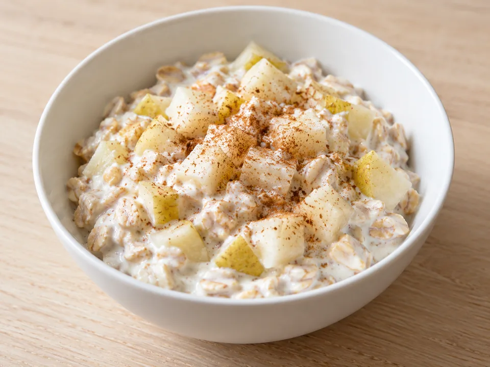 Joghurt mit kleinen Birnenstücken, Haferflocken und Zimt.