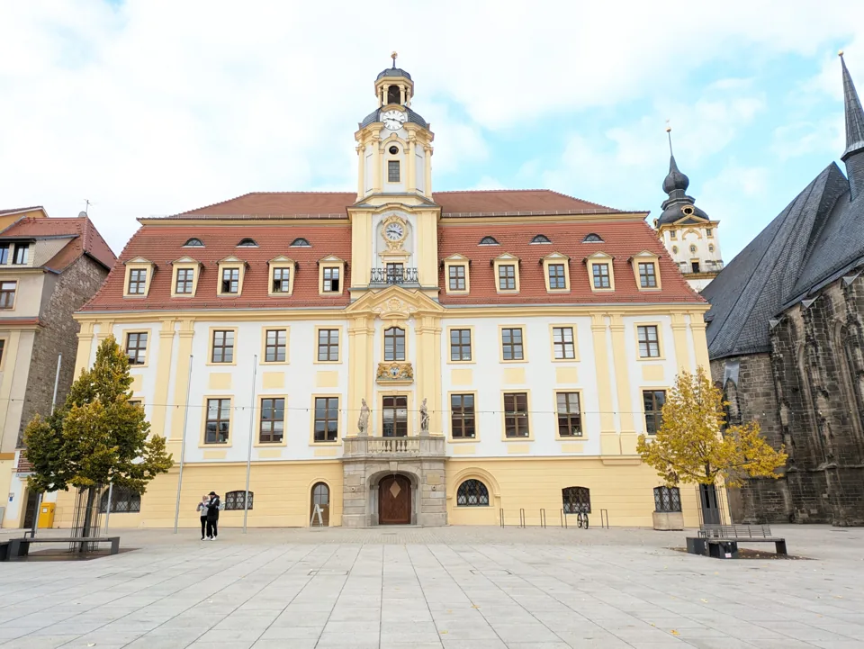Das historische Rathaus am Markt in Weißenfels.