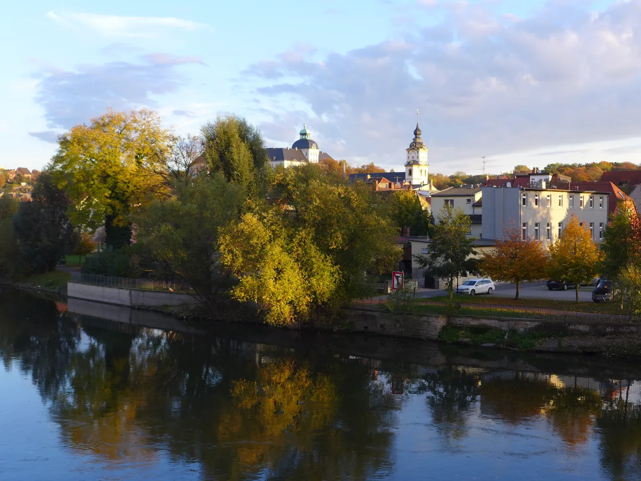 Blick über die Saale auf die Marienkirche und Schloss Neu-Augustusburg in Weißenfels.